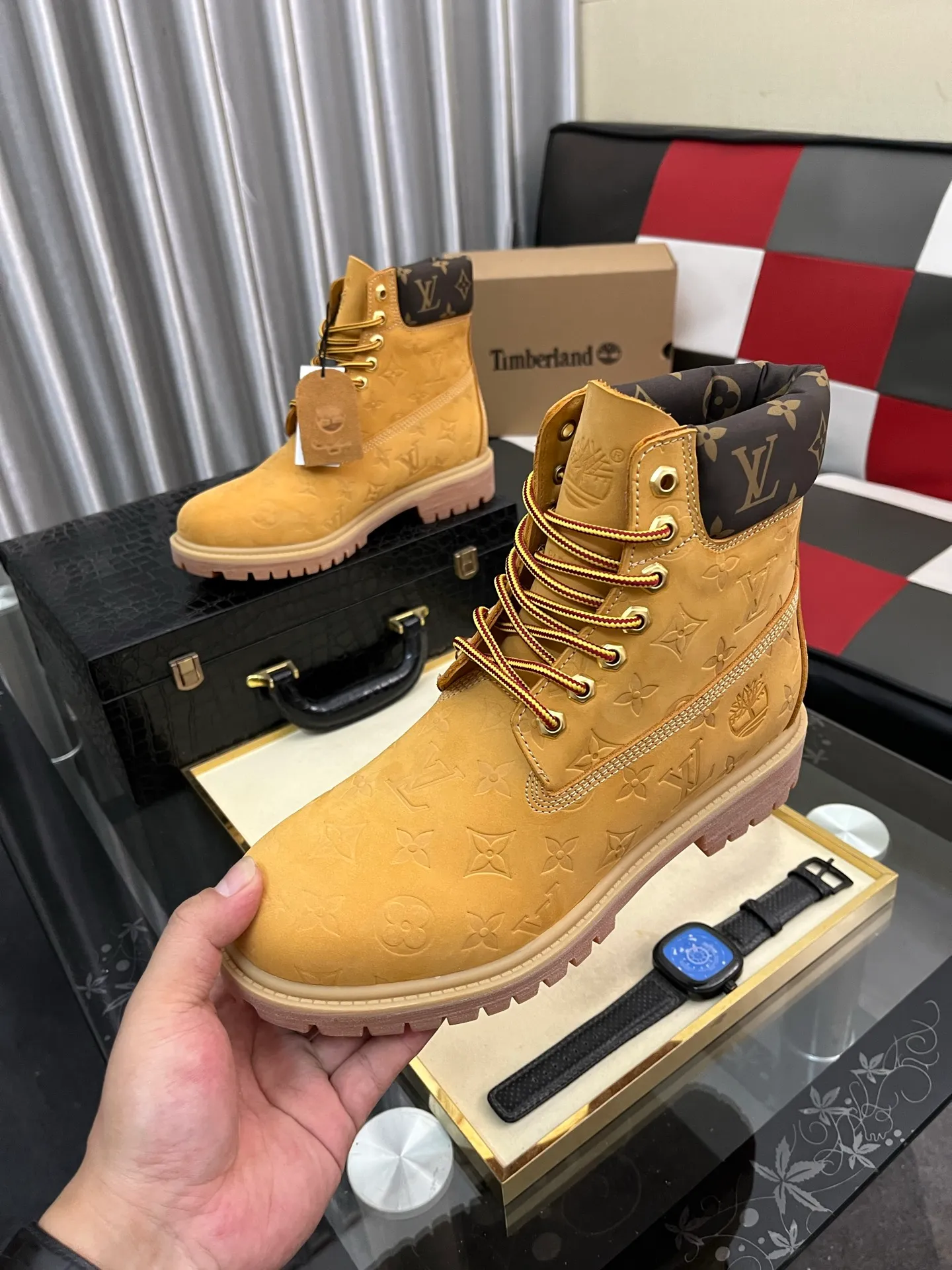 Ex-factory price: 458⌚️⌚️LV x Timberland Timberland joint model Presbyopia Embossed Rhubarb Boots Ankle Boots Short Boots LV x Timberland ankle boots are made of Monogram embossed waterproof nubuck cow leather, relying on the brand's exquisite craftsmanship to carefully reshape the classic Timberland 6-inch boot shape in Italy, with an eye-catching American workwear style. Created by Pharrell Williams 2025 autumn and winter menswear show. Monogram embossed tongue, original Timberland laces and outsole are exquisite details, and the leather label expresses the cooperation logo. Exquisite packaging at the delivery counter🛍📦 ▪️Material: Original customized imported first-layer cowhide ▪️Inner lining: Original customized leather lining/mesh lining ▪️Outsole: Original molded rubber material ▪️Sole thickness: 3.5CM ▪️Size: 38-44